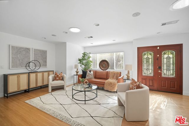 4719 W Wortser Avenue, Sherman Oaks CA: https://media.crmls.org/mediaz/07ae5a5c-4f25-4357-988a-c5fe1e088205.jpg