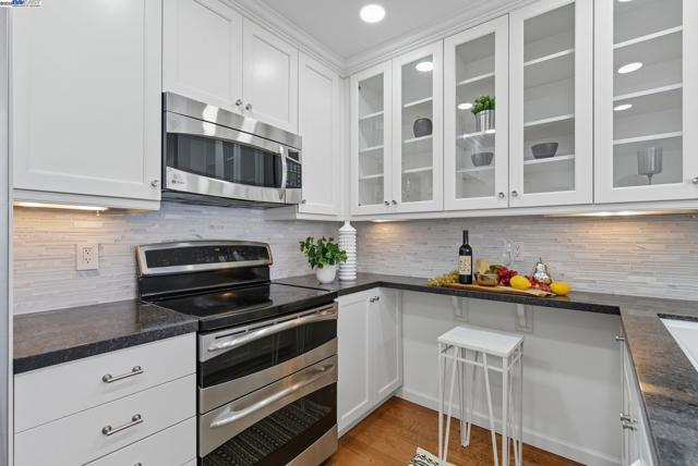 156 Lombard St, San Francisco CA: https://media.crmls.org/mediaz/07af3a66-53ee-44c9-8b8a-c4d9bd07d3aa.jpg