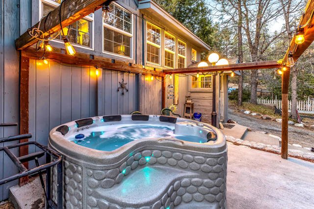 25585 Alderwood St Street, Idyllwild CA: https://media.crmls.org/mediaz/07b15072-669e-44ae-a38f-f4e6095f8c7e.jpg