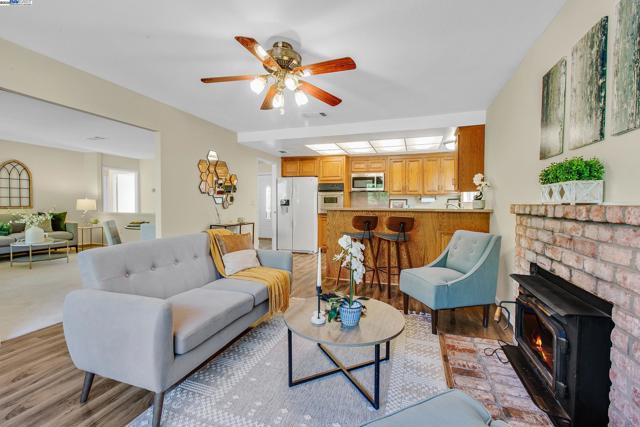 9140 Tangerine St, San Ramon CA: https://media.crmls.org/mediaz/07b222ea-d096-4dec-b1be-b34ebbc01a22.jpg