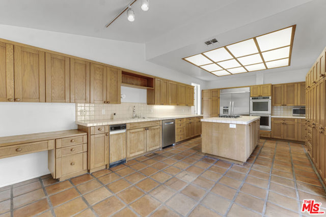 3516 Malibu Country Drive, Malibu CA: https://media.crmls.org/mediaz/07b3e1c3-68c3-420c-a130-31d06eddd22f.jpg