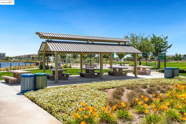 112 Willowrun Way, Oakley CA: https://media.crmls.org/mediaz/07b40c2e-d6f7-4458-b7f0-7f1fe65197b1.jpg