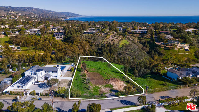 6660 Wandermere Road, Malibu CA: https://media.crmls.org/mediaz/07b464f0-9922-48f0-871d-115e4b546c37.jpg