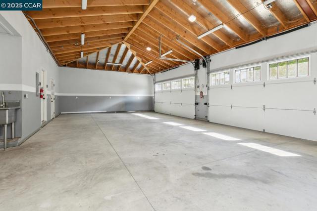1100 Hillcrest Dr, Lafayette CA: https://media.crmls.org/mediaz/07b52b75-458f-433d-bb6d-e3e0d6eb3a48.jpg