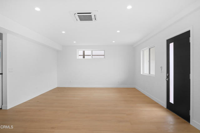 Detail Gallery Image 5 of 19 For 112 N Kenneth Rd #101,  Burbank,  CA 91501 - 2 Beds | 2 Baths