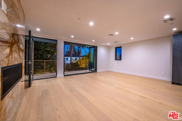4906 Van Noord Avenue, Sherman Oaks CA: https://media.crmls.org/mediaz/07b633d2-f0e7-4336-98c8-a7c0a451298d.jpg