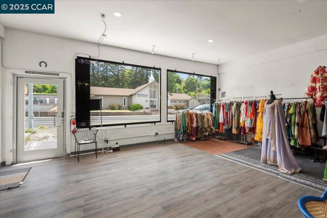 4955 Appian Way, El Sobrante CA: https://media.crmls.org/mediaz/07b67e5b-0ac4-4d83-99aa-f825ad1fd42c.jpg
