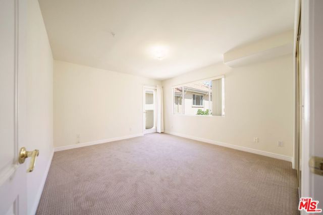 2716 Honolulu Avenue, Montrose CA: https://media.crmls.org/mediaz/07b7f065-339f-4902-87f8-a7e2ea11c6a2.jpg