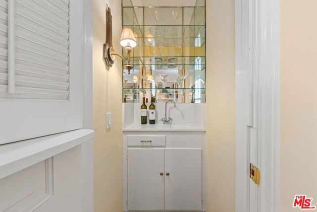 1376 San Ysidro Drive, Beverly Hills CA: https://media.crmls.org/mediaz/07b9302e-3b33-4451-bfbb-eb6c19a68a2e.jpg