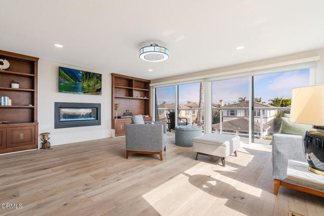 5040 Island View Street, Oxnard CA: https://media.crmls.org/mediaz/07ba4a5a-11f4-4ce3-8142-a81fdbf3eb65.jpg