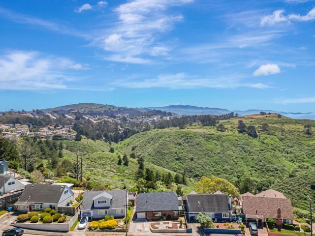 720 Lockhaven Drive, Pacifica CA: https://media.crmls.org/mediaz/07bbae6c-66c2-4d6f-9b75-1dd451205589.jpg
