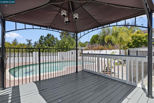 245 Parkview Ter, Vallejo CA: https://media.crmls.org/mediaz/07bd4596-a5ff-434a-9532-231a9a35626f.jpg