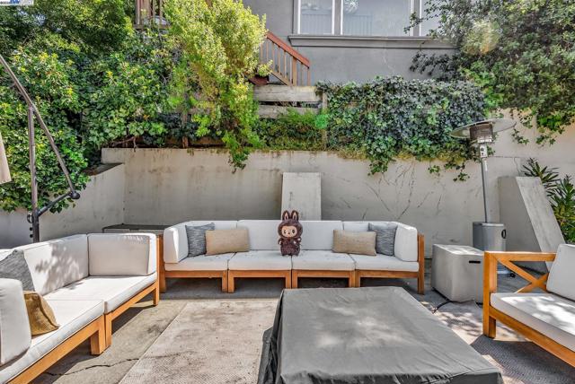 6400 Mokelumne Ave, Oakland CA: https://media.crmls.org/mediaz/07bdab13-c344-4b98-8549-89819cfd1927.jpg
