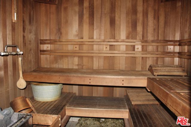 11502 Dona Teresa Drive, Studio City CA: https://media.crmls.org/mediaz/07bdbf10-89e4-4b1a-a149-382c192a30dd.jpg