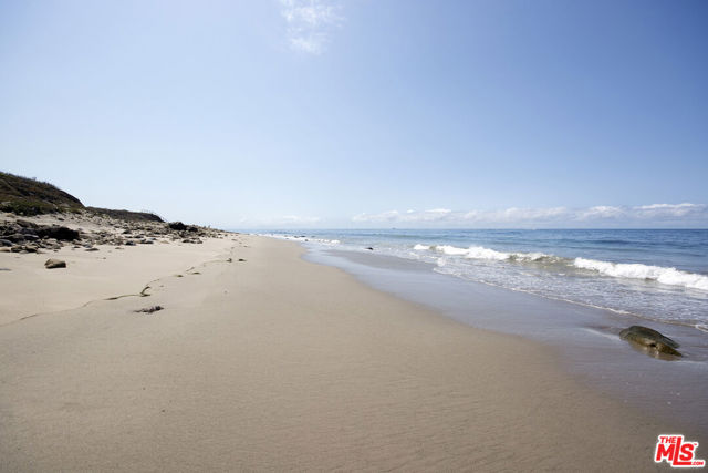 42510 Pacific Coast Highway, Malibu CA: https://media.crmls.org/mediaz/07bef698-7a7a-475e-99bc-67cc446ee17b.jpg