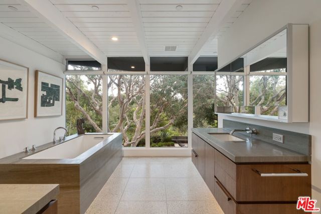 2179 Mandeville Canyon Road, Los Angeles CA: https://media.crmls.org/mediaz/07bf7b5d-7dc2-43aa-b5ef-565e98cf73a3.jpg