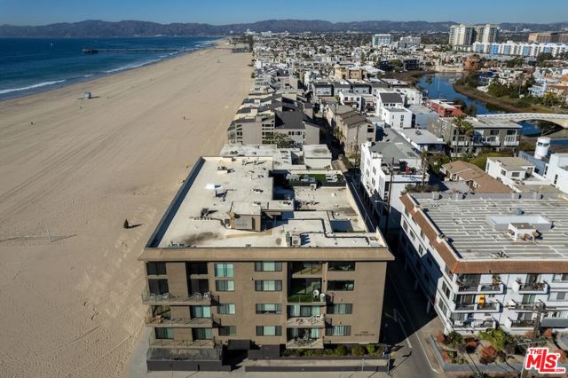 1 Northstar Street, Marina del Rey CA: https://media.crmls.org/mediaz/07bfe1db-39ea-4dad-8db2-3c2ae6c20724.jpg