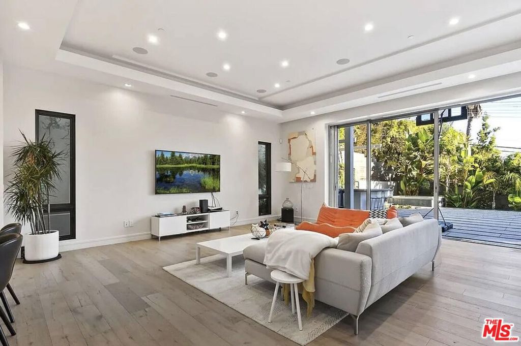 https://media.crmls.org/mediaz/07c03ea6-d23e-4347-bbd3-1865740a3719.jpg?preset=X-Large