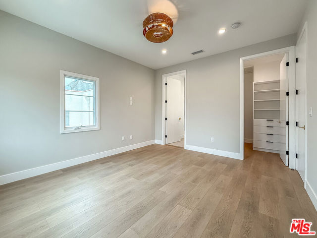 150 N Arnaz Drive, Beverly Hills CA: https://media.crmls.org/mediaz/07c0a13d-8d4f-4d38-85cb-a3a3257694d3.jpg