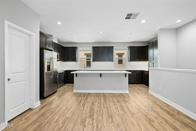 623 W Foothill Boulevard, Glendora CA: https://media.crmls.org/mediaz/07c117e0-5f07-4f47-952a-6f67b5e24157.jpg