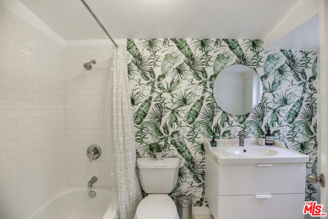 718 Vernon Avenue, Venice CA: https://media.crmls.org/mediaz/07c1698e-73e8-4358-a3ef-525d1c82eaac.jpg