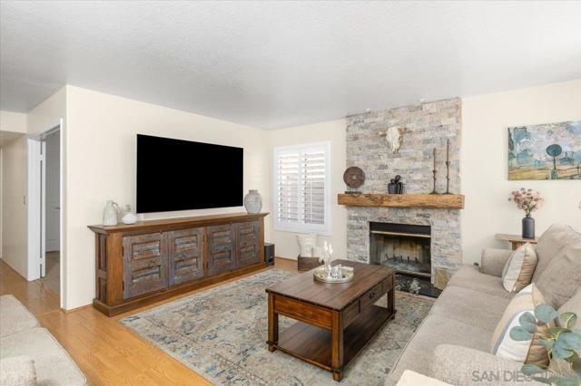 2208 Terracewood Ln, Escondido CA: https://media.crmls.org/mediaz/07c17d83-58d9-45d2-87de-52901ee9a03d.jpg