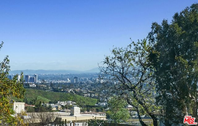 1305 Duende Lane, Pacific Palisades CA: https://media.crmls.org/mediaz/07c18391-b03f-4430-998c-eaa4ada4da15.jpg