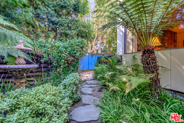 1519 Comstock Avenue, Los Angeles CA: https://media.crmls.org/mediaz/07c19239-d15b-44d0-a02d-8cefcb6d0949.jpg