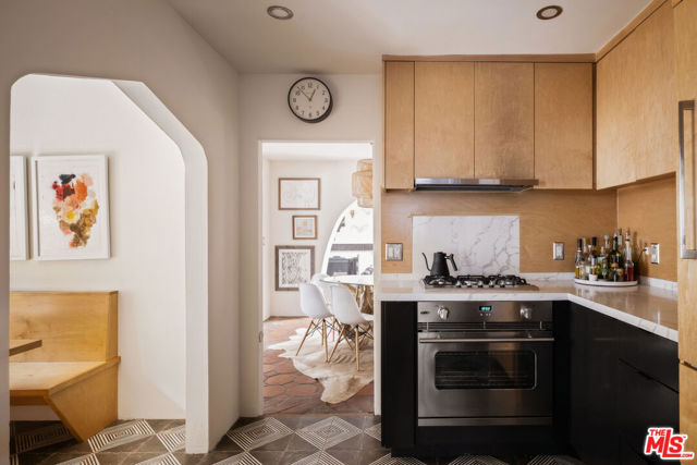 1012 Superba Avenue, Venice CA: https://media.crmls.org/mediaz/07c1c635-8c03-4912-8f42-d5e7075c2b3c.jpg