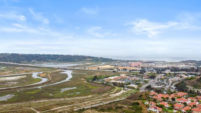 3334 Caminito Cabo Viejo, Del Mar CA: https://media.crmls.org/mediaz/07c44558-b3c8-41ce-ad6f-903d084aefa4.jpg