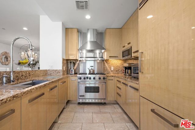 447 N Doheny Drive, Beverly Hills CA: https://media.crmls.org/mediaz/07c456c8-8594-4682-9d0b-f051da76d6b0.jpg