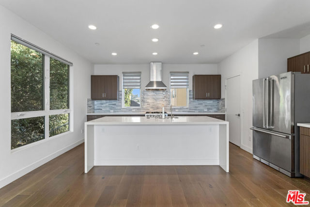 1912 W Liberty Court, Los Angeles CA: https://media.crmls.org/mediaz/07c45756-feee-4765-be48-13d1e75b74fa.jpg