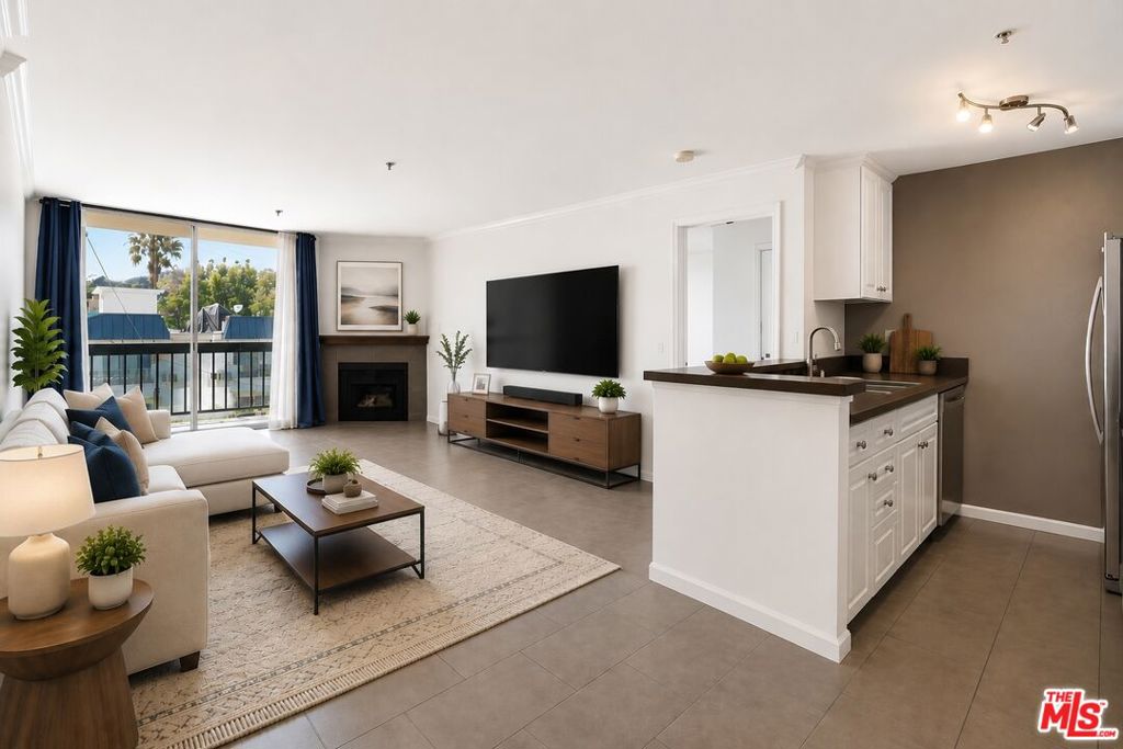 7320 Hawthorn Avenue #203
