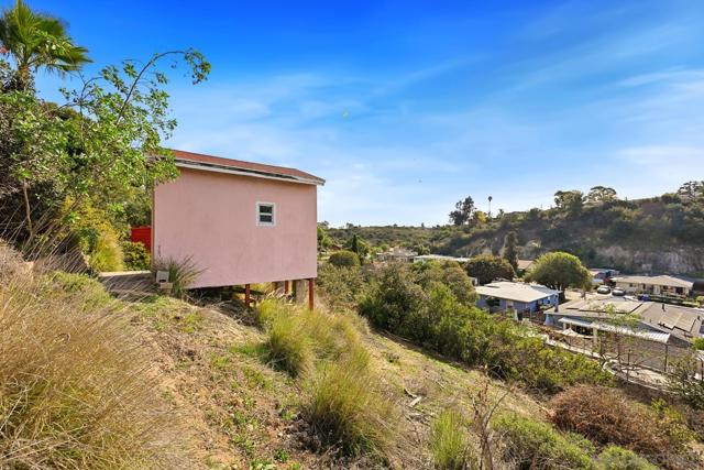 6371 Celia Vista Dr, San Diego CA: https://media.crmls.org/mediaz/07c46eb5-dd16-4c51-8b3b-2e448058965b.jpg