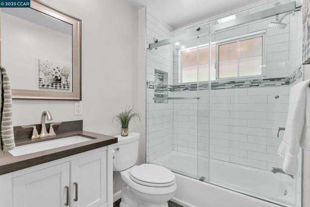 240 CASTLE GLEN ROAD, Walnut Creek CA: https://media.crmls.org/mediaz/07c5c620-5f53-4411-8c5d-dcd0ac20ea53.jpg