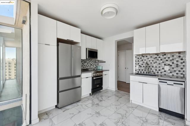 1555 Lakeside Dr, Oakland CA: https://media.crmls.org/mediaz/07c6f0f4-f16a-4724-888a-467729b146b8.jpg