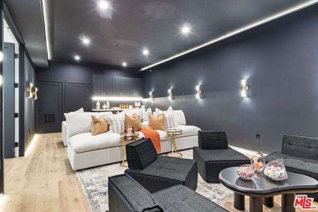 4535 Haskell Avenue, Encino CA: https://media.crmls.org/mediaz/07c72452-d17d-4792-b940-620d74a58136.jpg