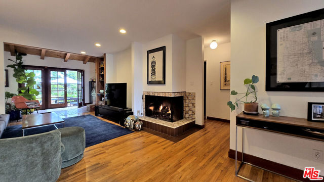 11136 Lucerne Avenue, Culver City CA: https://media.crmls.org/mediaz/07c73165-9b40-45c3-841e-4b8fff14cfac.jpg