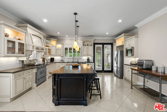 5767 Lasaine Avenue, Encino CA: https://media.crmls.org/mediaz/07c8f113-53f0-45ea-97d8-c817e424548b.jpg