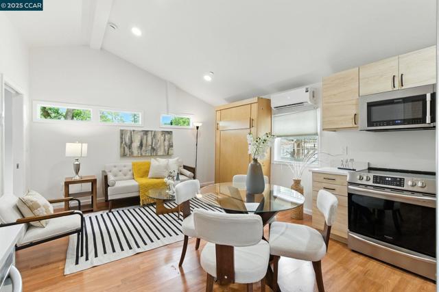 122 Stein Way, Orinda CA: https://media.crmls.org/mediaz/07c942ba-fe0c-4005-94d1-4b253a59ff86.jpg
