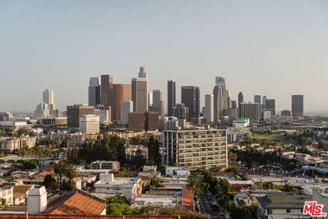 1124 W Panorama Way, Los Angeles CA: https://media.crmls.org/mediaz/07c944b0-fbe2-414e-a4cd-f3cae940eb87.jpg