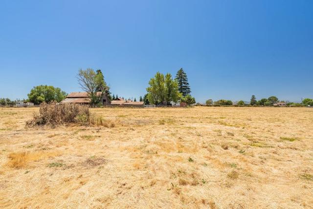 7327 Lovers Lane, Hollister CA: https://media.crmls.org/mediaz/07ca412f-a0fb-4625-a8a7-d207180d2a18.jpg