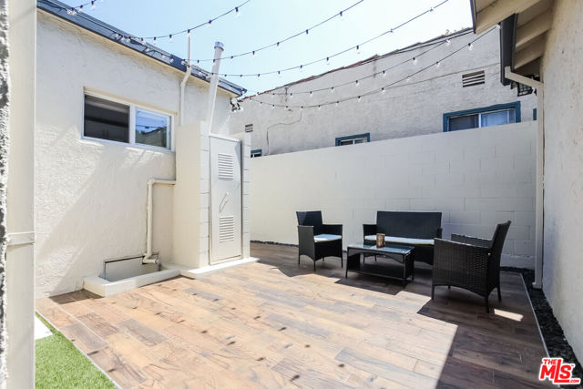 1656 S Rimpau Boulevard, Los Angeles CA: https://media.crmls.org/mediaz/07cb3b91-8204-46d2-abcb-d1c890e452b9.jpg