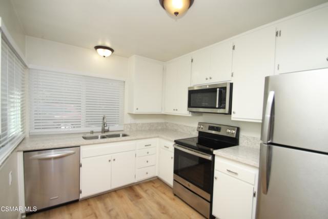 565 Serento Circle, Thousand Oaks CA: https://media.crmls.org/mediaz/07cbf619-c88b-44ac-be76-a9c2fe6cb77f.jpg