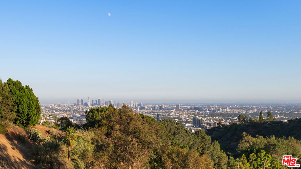 https://media.crmls.org/mediaz/07cc8355-1067-42ad-807d-0e556f694b20.jpg?preset=X-Large