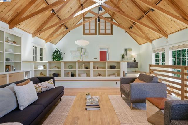 7380 Claremont Ave, Berkeley CA: https://media.crmls.org/mediaz/07ccde41-3729-4384-beae-959e2daf08d0.jpg