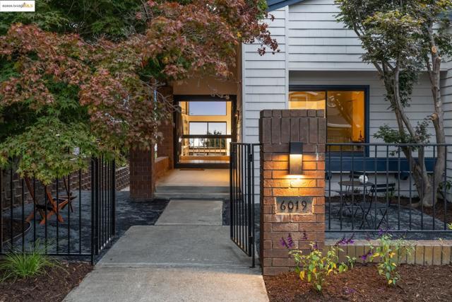 6019 Ridgemont Dr, Oakland CA: https://media.crmls.org/mediaz/07cd6f99-8e3c-4ee5-b14a-0563b100330e.jpg
