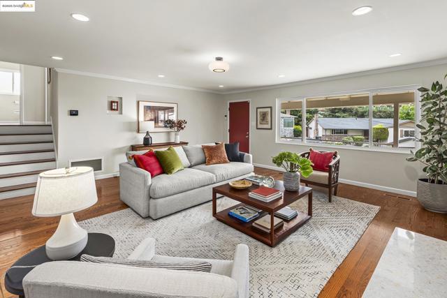 21 Maggiora Ct, Oakland CA: https://media.crmls.org/mediaz/07cdeb40-acd5-4d89-adbd-f7802ee2d8be.jpg