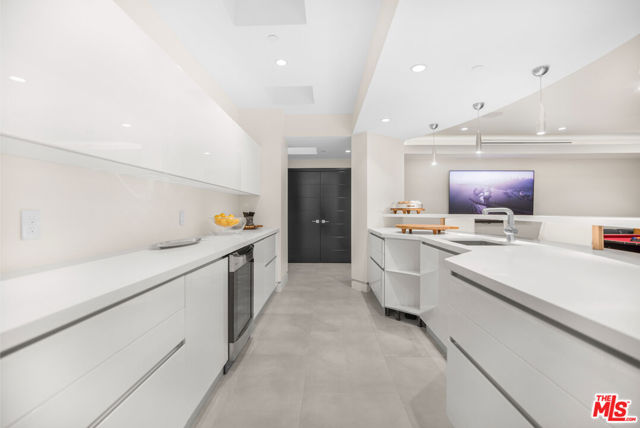 2501 Zorada Drive, Los Angeles CA: https://media.crmls.org/mediaz/07ce6a78-0d85-4944-b2ef-f0715c880e0a.jpg