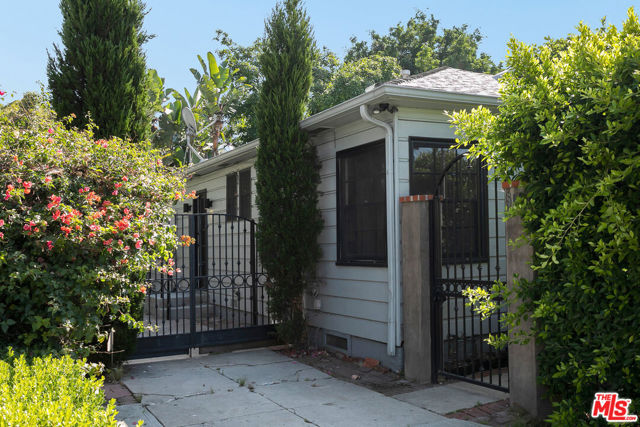 508 N San Vicente Boulevard, West Hollywood CA: https://media.crmls.org/mediaz/07cec044-32d0-434d-9f0b-9663faa12b05.jpg